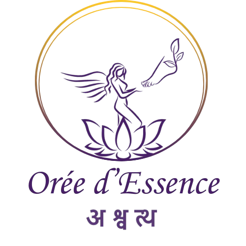 Logo avec au centre en tracé de crayon mauve, non rempli, représentant une fleur de lotus de laquelle sort un ange féminin, bras pliés, tenant au bout de ses mains un pied. Le tout se tien dans deux cercle, superposés, en bas et de couleur dégradée du mauve an bas vers le jaune doré en haut. En dessous le nom Orée d'essence
